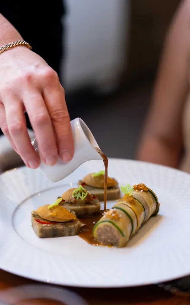 Assiette élégante du restaurant La Botte d'Asperges