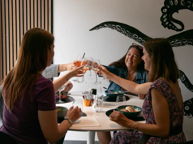 Groupe d’amis trinquant autour d’un repas dans un restaurant du Sud Val de Loire.