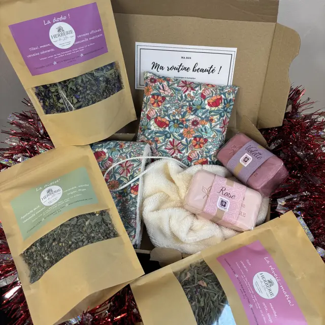 Box beauté artisanale incluant infusions, savons, accessoires textiles et lingettes démaquillantes.