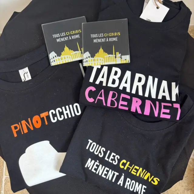 T-shirts et sous-verres noirs affichant des jeux de mots autour des vins du Val de Loire.