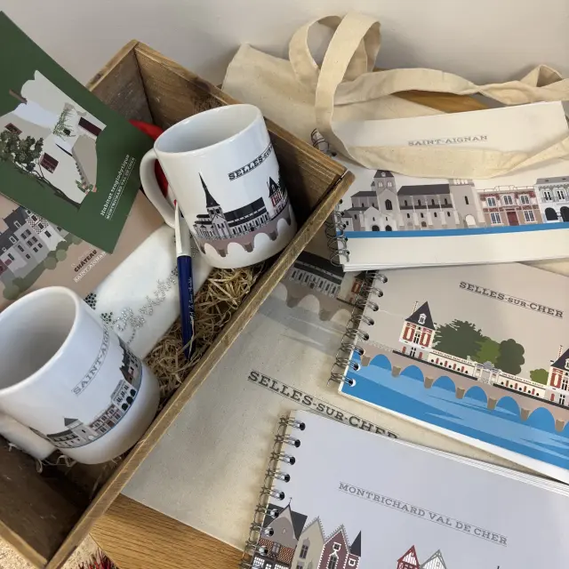 Produits souvenirs illustrant des villes du Sud Val de Loire : mugs, carnets, tote-bag et papeterie assortie.