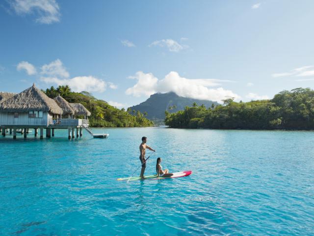 Paddleboard in Bora Bora © Tahiti Tourisme