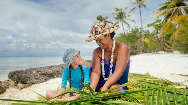 Family Weaving Session on Rangiroa - Tahiti Tourisme