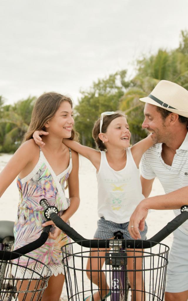 Family Bike Ride in Rangiroa - Tahiti Tourisme © Hélène Havard