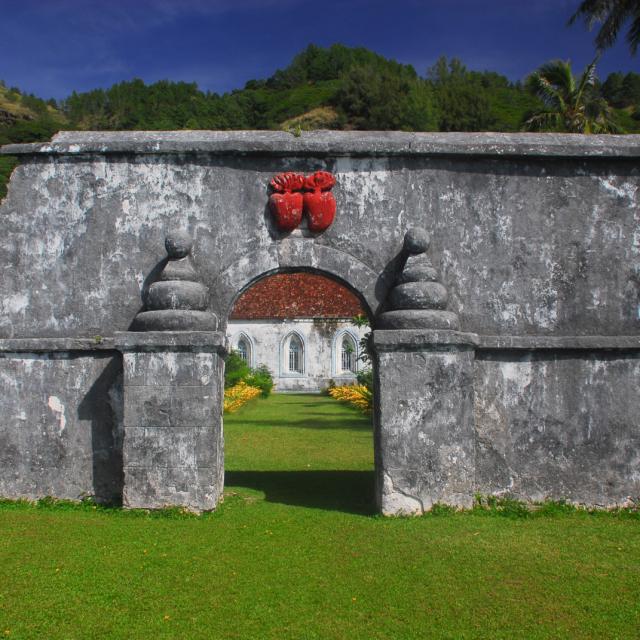 Façade à l'entrée de la Cathédrale Saint Michel à Mangareva - Tahiti Tourisme © Frédéric Cristol