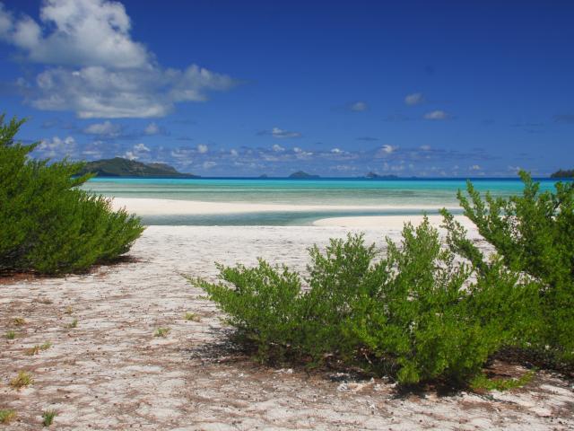 Beach and Lagoon in Mangareva - Tahiti Tourisme © Frédéric Cristol