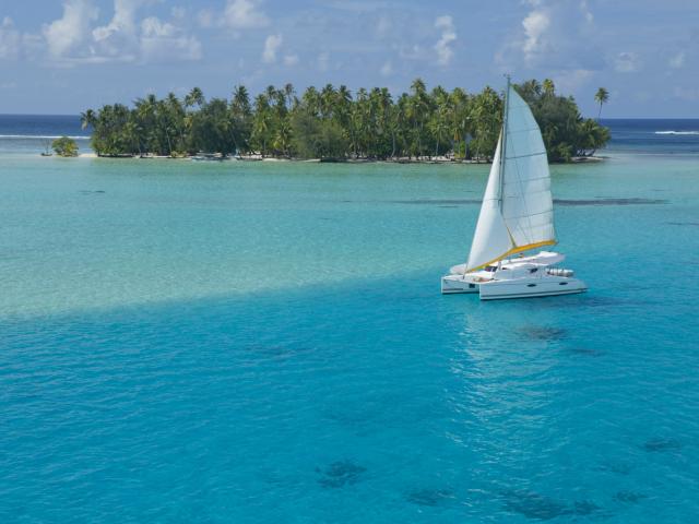 Sailboat cruise in Taha'a lagoon