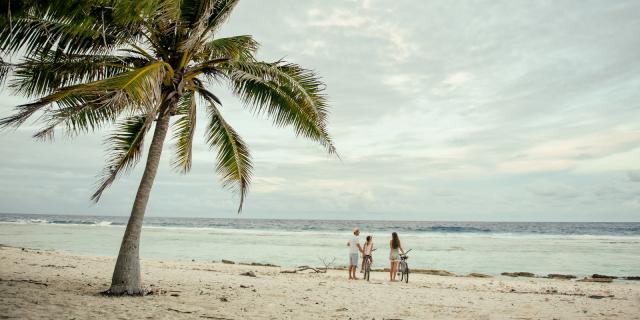 Family Bike Ride on the Beach in Rangiroa - Tahiti Tourisme © Hélène Havard