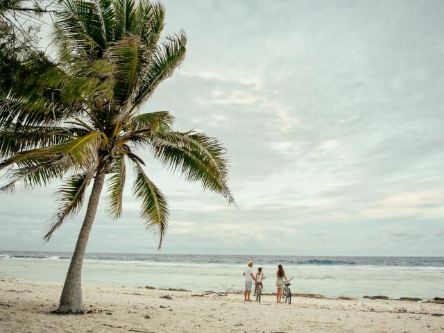 Family Bike Ride on the Beach in Rangiroa - Tahiti Tourisme © Hélène Havard