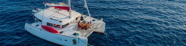 Sailboat cruise With View Of Tetiaroa