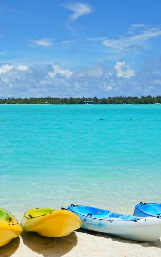 Kayaks sur une plage de Bora Bora - Tahiti Tourisme © Lei Tao