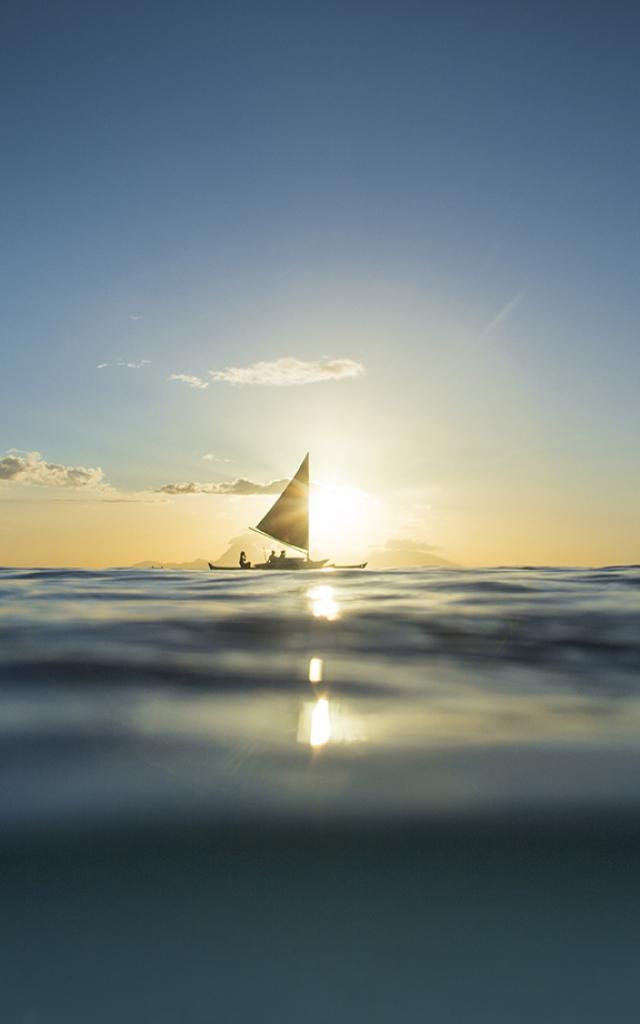 Canoe at Sunset on the Lagoon - Tourisme Tahiti