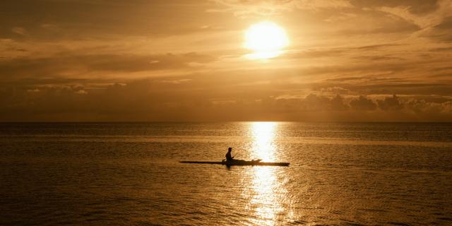Pirogue Sur Le Lagon De Rangiroa Avec Sunset - © Hélène Havard