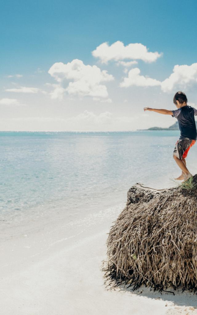 Un enfant jouant sur la plage de Matira - Tahiti Tourisme © Marc Gérard Photography