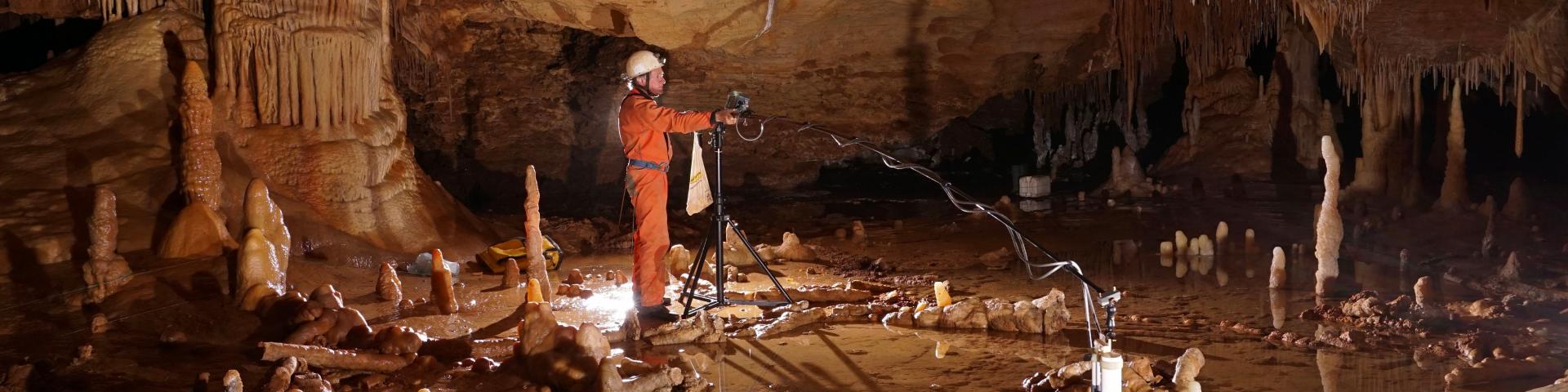 Prise de mesures pour létude archéo-magnétique de la grotte de Bruniquel, Tarn-et-Garonne. Cette grotte comporte des structures aménagées datées denviron 176 500 ans. Léquipe scientifique a développé un nouveau concept, celui de spéléofacts, pour nommer ces stalagmites brisées et agencées. Linventaire de ces 400 spéléofacts montre des stalagmites agencées et bien calibrées qui totalisent 112 mètres cumulés et un poids estimé à 2,2 tonnes de matériaux déplacés. Ces structures sont composées déléments alignés, juxtaposés et superposés (sur 2, 3 et même 4 rangs). Cette découverte recule considérablement la date de fréquentation des grottes par lHomme, la plus ancienne preuve formelle datant jusquici de 38 000 ans (Chauvet). Elle place ainsi les constructions de Bruniquel parmi les premières de lhistoire de lHumanité. Ces travaux ont été menés par une équipe internationale impliquant notamment Jacques Jaubert de luniversité de Bordeaux, Sophie Verheyden de lInstitut royal des Sciences naturelles de Belgique (IRSNB) et Dominique Genty du CNRS, avec le soutien logistique de la Société spéléo-archéologique de Caussade, présidée par Michel Soulier. UMR5199 DE LA PREHISTOIRE A L'ACTUEL : CULTURE, ENVIRONNEMENT ET ANTHROPOLOGIE ,UMR8212 Laboratoire des Sciences du Climat et de l'Environnement  20160048_0006
