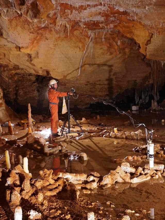 Prise de mesures pour létude archéo-magnétique de la grotte de Bruniquel, Tarn-et-Garonne. Cette grotte comporte des structures aménagées datées denviron 176 500 ans. Léquipe scientifique a développé un nouveau concept, celui de 