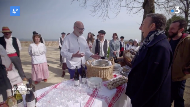 France 3 Village Prefere Des Francais Auvillar