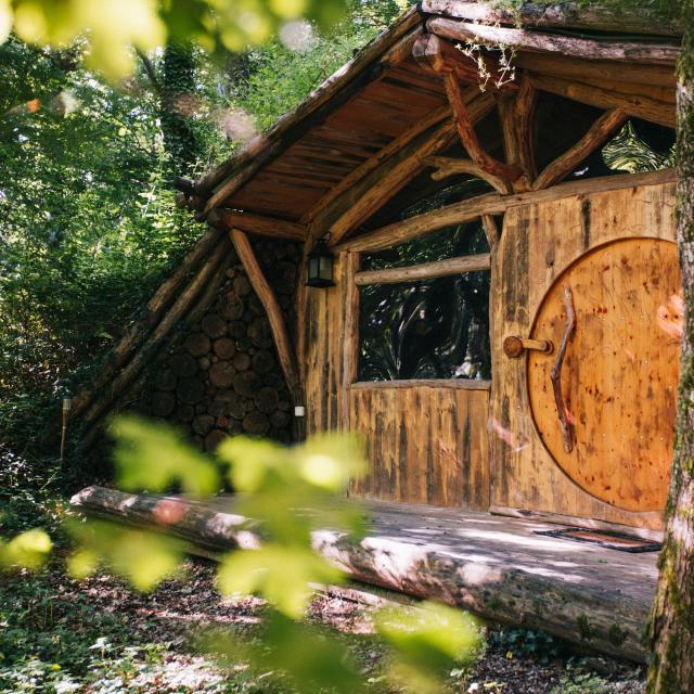Maison de hobbit à la colline de boutiès