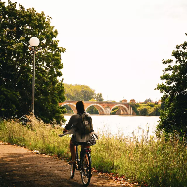 Vue sur le Pont Cacor depuis la Vélo Voie Verte du Canal des Deux Mers