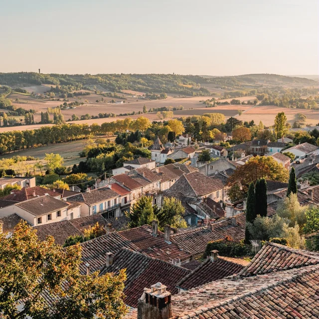 Point de vue sur les toits et les coteaux de Lauzerte