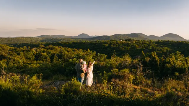 Sentier de l'impluvium Vue sur les volcans de la Chaîne des puys depuis le sentier de l'impluvium de Volvic à Viallard