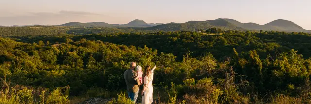 Sentier de l'impluvium Vue sur les volcans de la Chaîne des puys depuis le sentier de l'impluvium de Volvic à Viallard