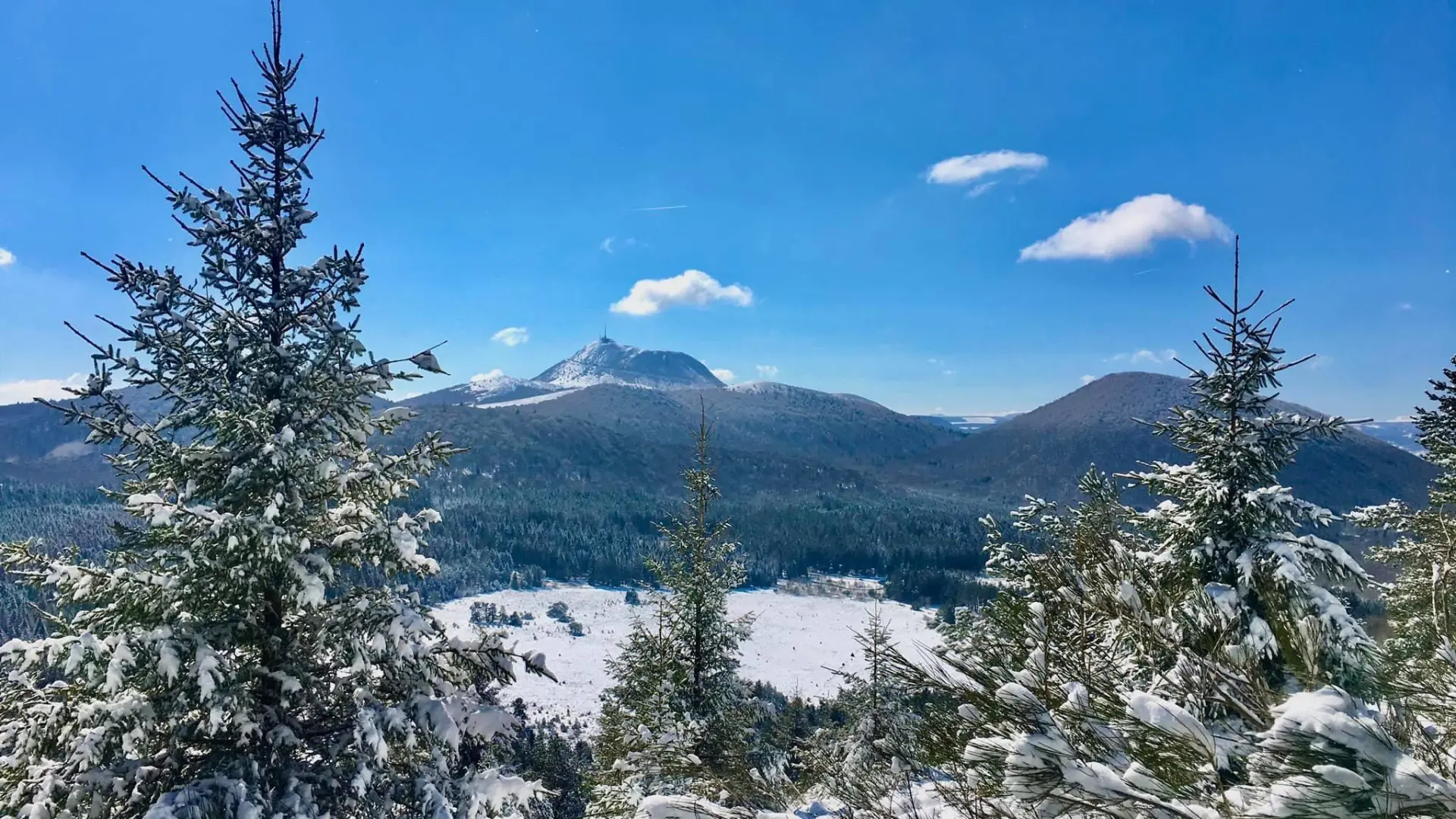 Neige sur le puy des Gouttes à Saint-Ours-les-Roches