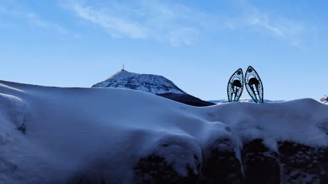 Raquettes dans la neige sur le puy des Gouttes à Saint-Ours-les-Roches