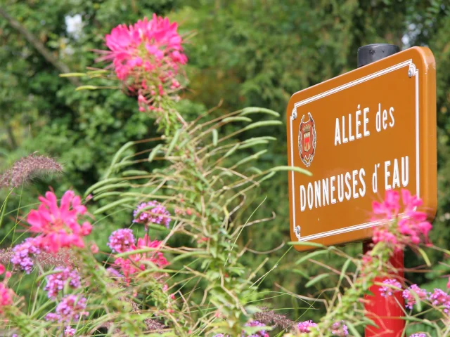 Allée des donneuses d'eau dans le parc thermal à Châtel-Guyon