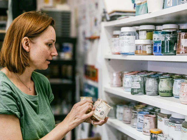 Atelier d'émaillage sur lave Filhouette de Coline Lespinasse à Volvic