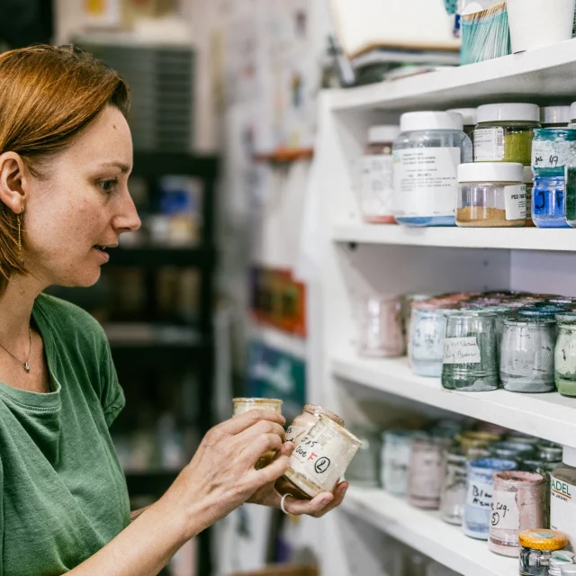 Atelier d'émaillage sur lave Filhouette de Coline Lespinasse à Volvic