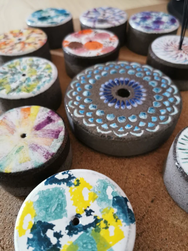 Atelier d'émaillage sur lave Filhouette de Coline Lespinasse à Volvic