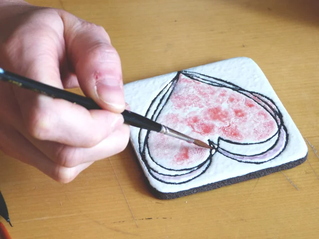 Atelier d'émaillage sur lave Filhouette de Coline Lespinasse à Volvic