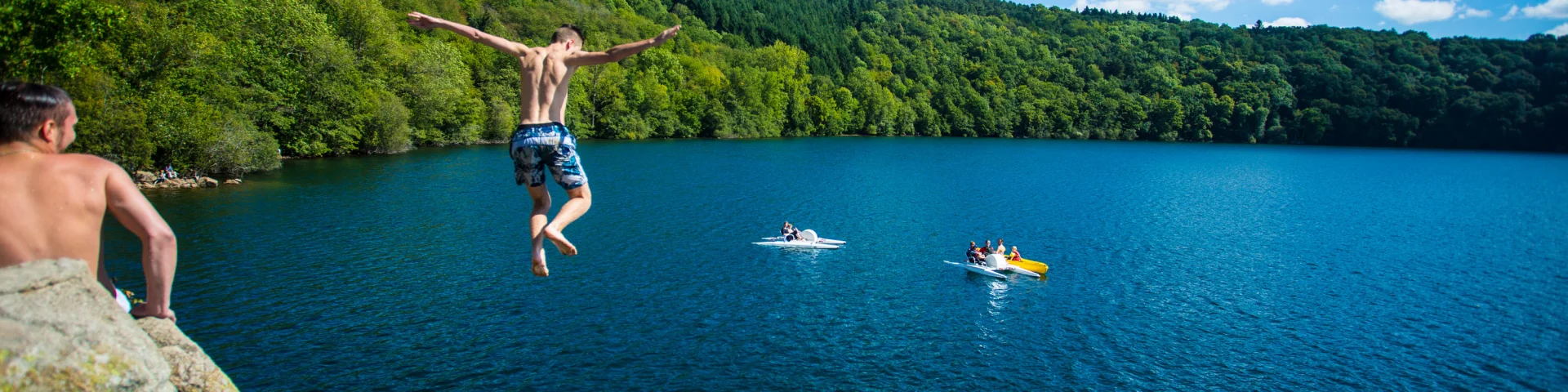 Plongeon, baignade et pédalo au Gour de Tazenat à Charbonnières-les-Vieilles