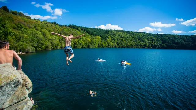 Plongeon, baignade et pédalo au Gour de Tazenat à Charbonnières-les-Vieilles