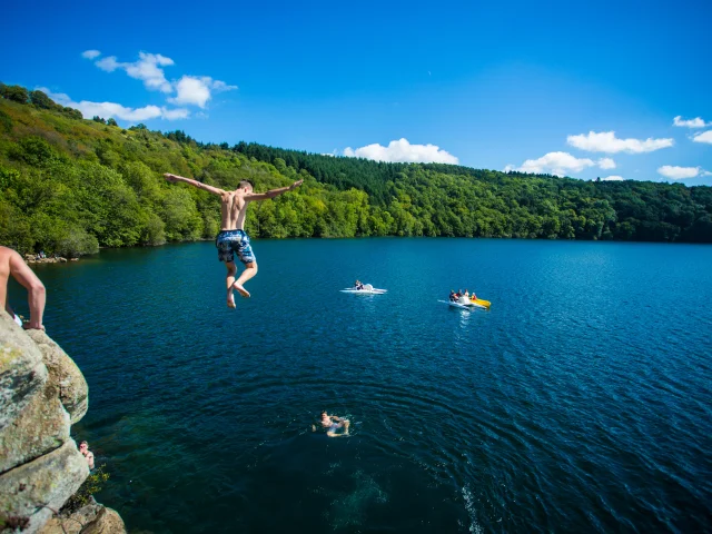 Plongeon, baignade et pédalo au Gour de Tazenat à Charbonnières-les-Vieilles