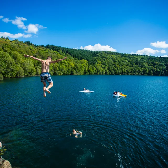 Plongeon, baignade et pédalo au Gour de Tazenat à Charbonnières-les-Vieilles
