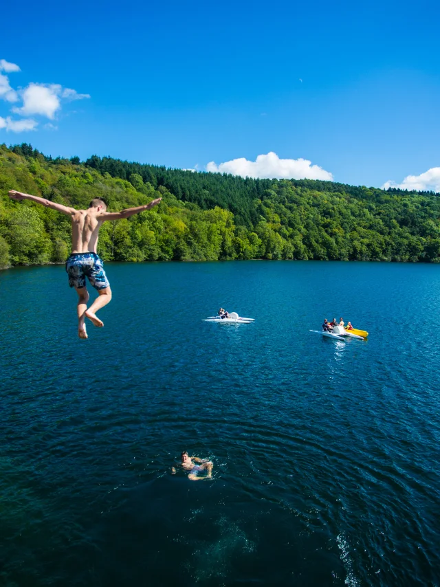 Plongeon, baignade et pédalo au Gour de Tazenat à Charbonnières-les-Vieilles