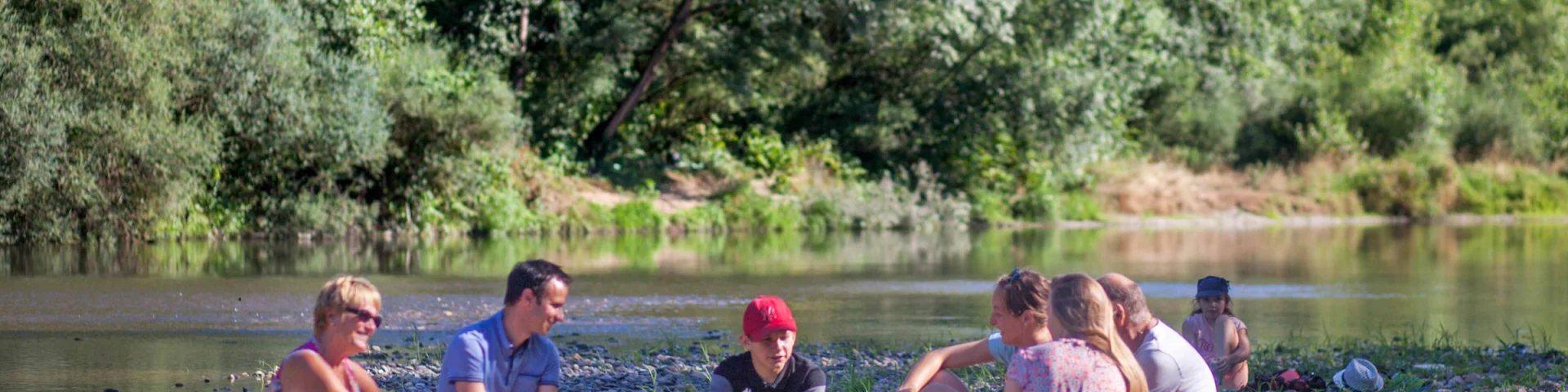 Famille au borde de la rivière Morge à Vialle