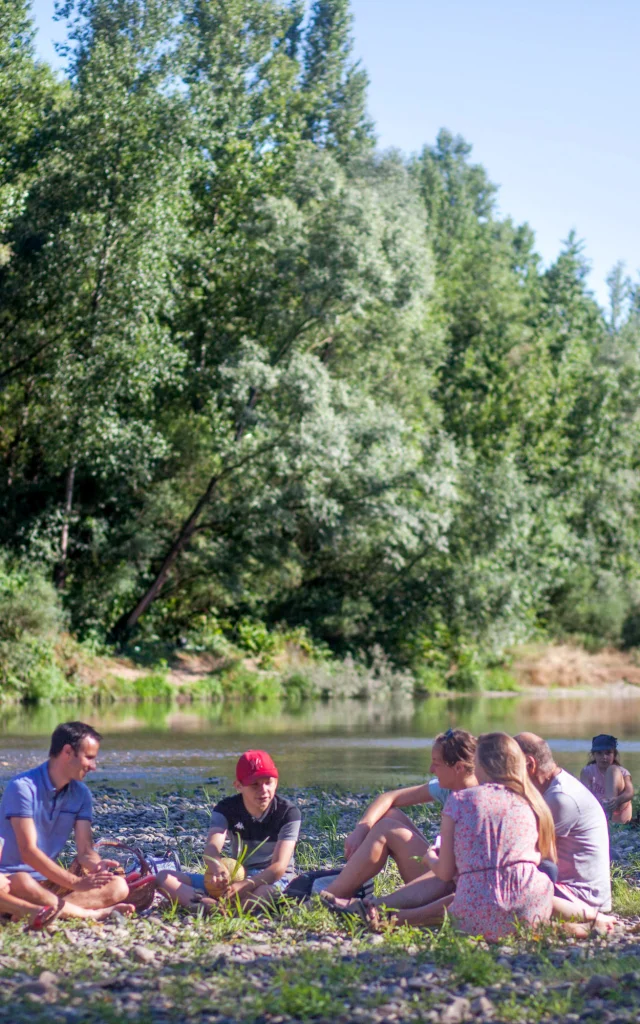 Famille au borde de la rivière Morge à Vialle