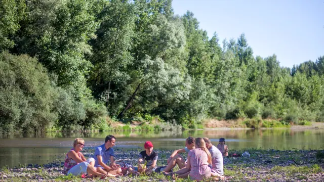 Famille au borde de la rivière Morge à Vialle