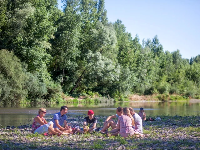 Famille au borde de la rivière Morge à Vialle