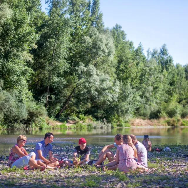 Famille au borde de la rivière Morge à Vialle