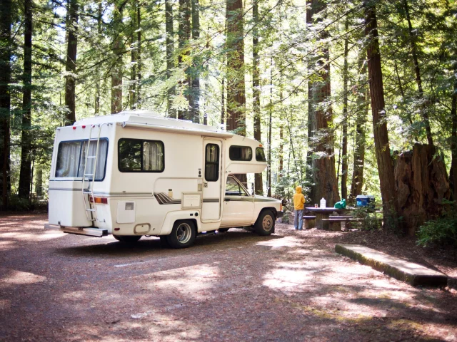 Camping-car en forêt