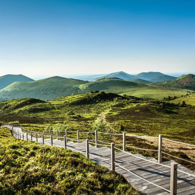 Vue sur les volcans de la chaîne des puys depuis le puy de Dôme à Orcines