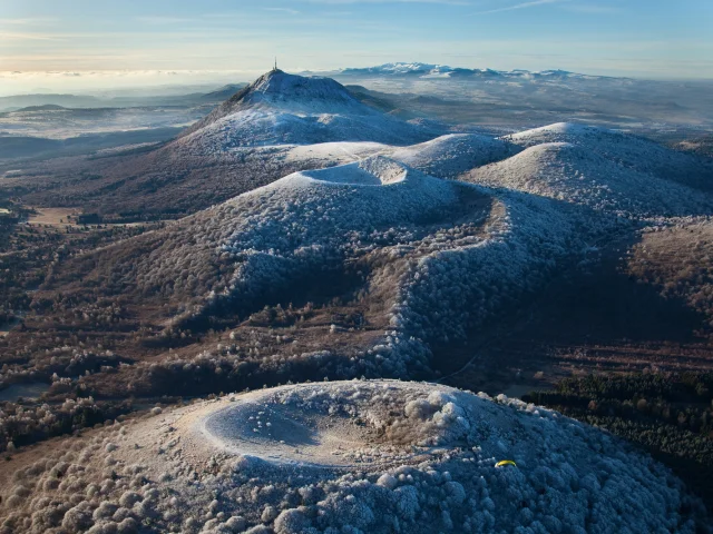 Vue sur les volcans de la chaîne des puys enneigés