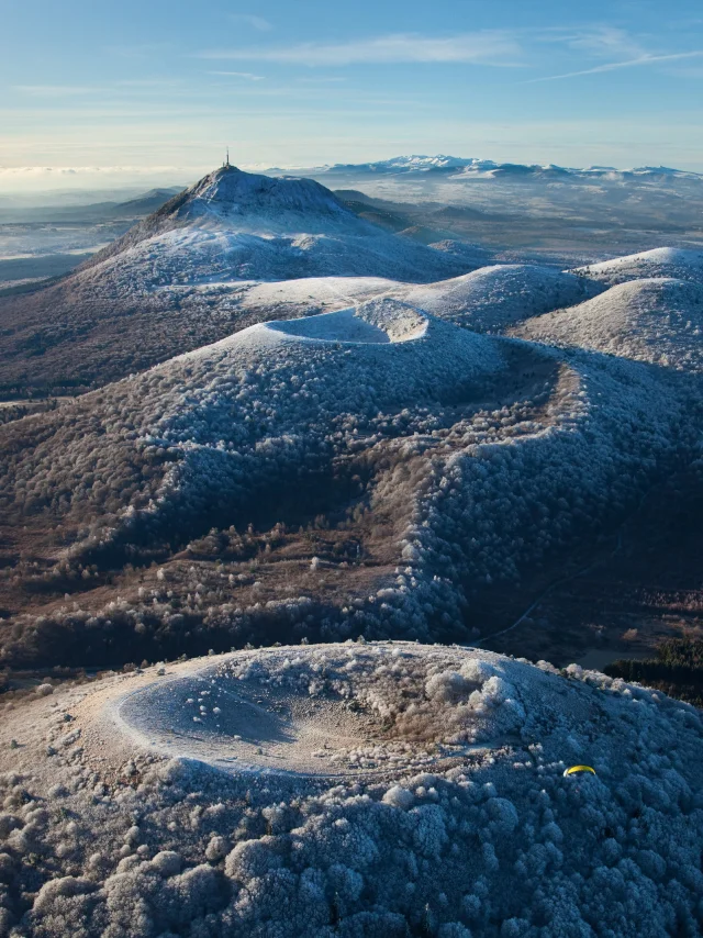 Vue sur les volcans de la chaîne des puys enneigés