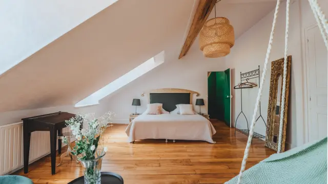 Bed and breakfast at Château du Guériner in Saint-Priest-Bramefant