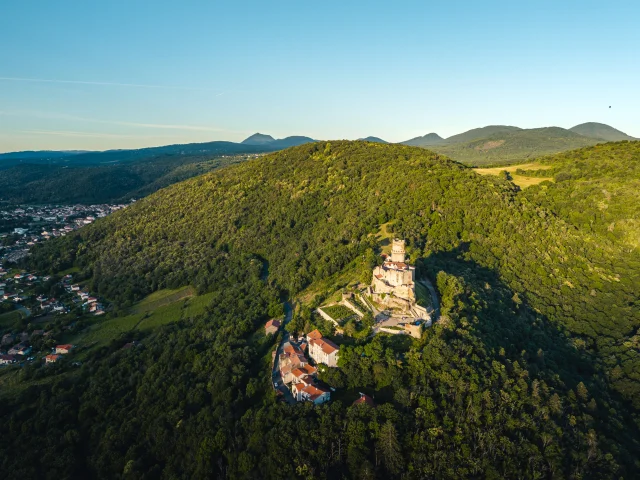 Château de Tournoël à Volvic et vue sur les volcans de la Chaîne des puys