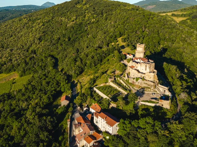 Château de Tournoël à Volvic et vue sur les volcans de la Chaîne des puys